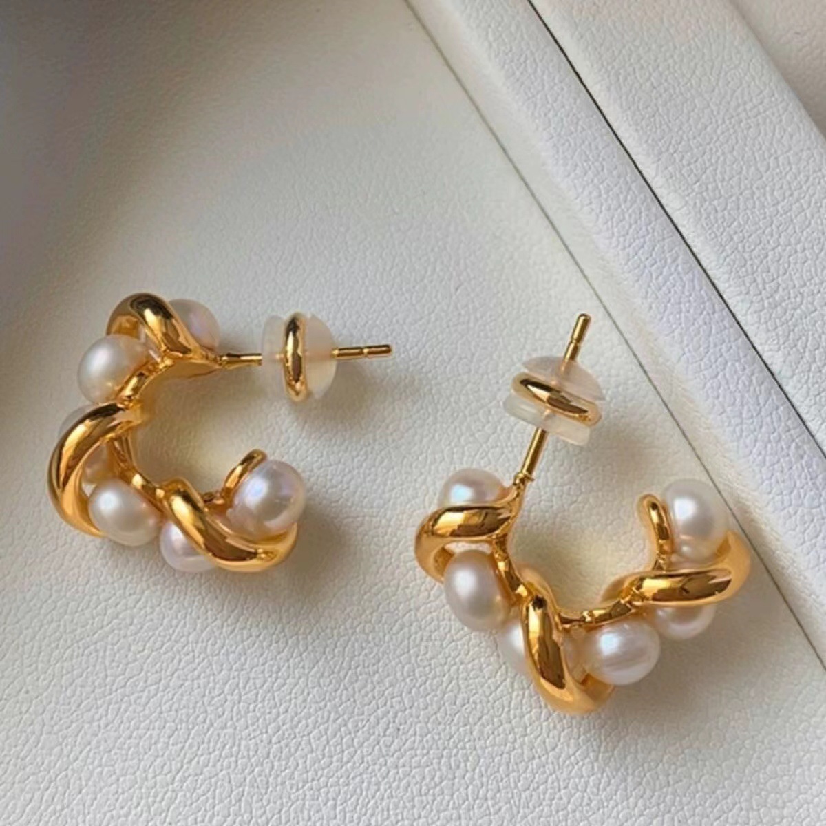 Design Silver Needle Fashion Winding Pearl Earrings